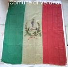 Bandiera italiana con lo stemma della Società di Mutuo Soccorso