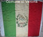 Bandiera italiana con lo stemma della Società di Mutuo Soccorso