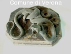 Serpente che azzanna una lucertola