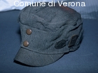 Berretto militare con placchette commemorative della Prima Guerra Mondiale